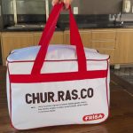 Bolsa térmica que mantém a bebida gelada