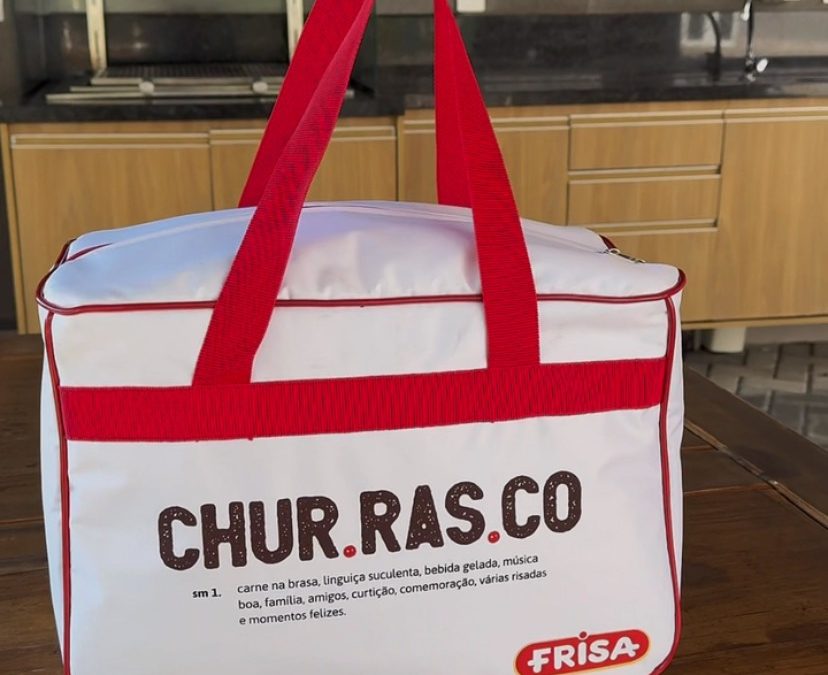 Bolsa térmica que mantém a bebida gelada
