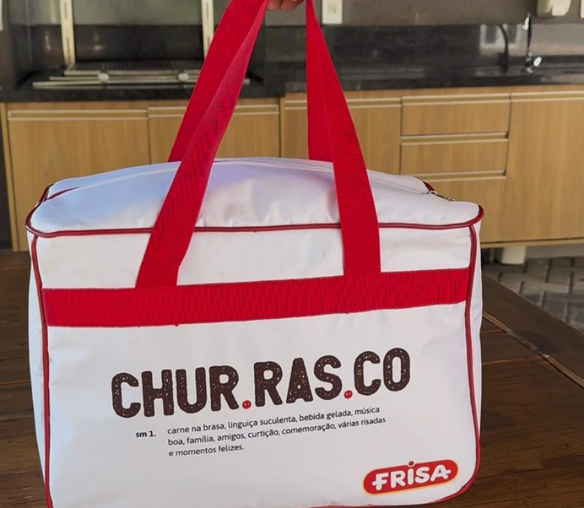 Bolsa térmica que mantém a bebida gelada